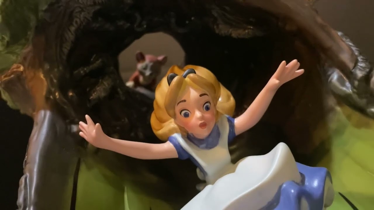 WDCC Walt Disney Classics Collection Alice in Wonderland Alice and Dinah “Down the Rabbit Hole”
