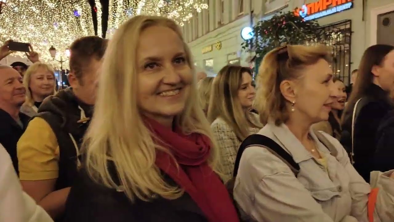 Веселится и ликует весь народ! На Никольской улице в Москве под попурри в исполнении Славы Григоряна