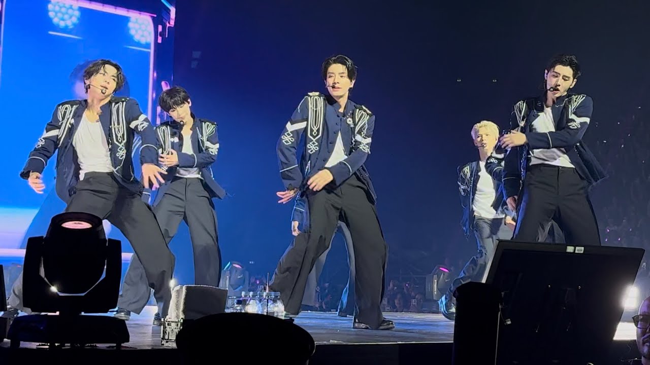 ENHYPEN - Blessed‑Cursed | Walk the Line Paris 250903 Fancam 4K