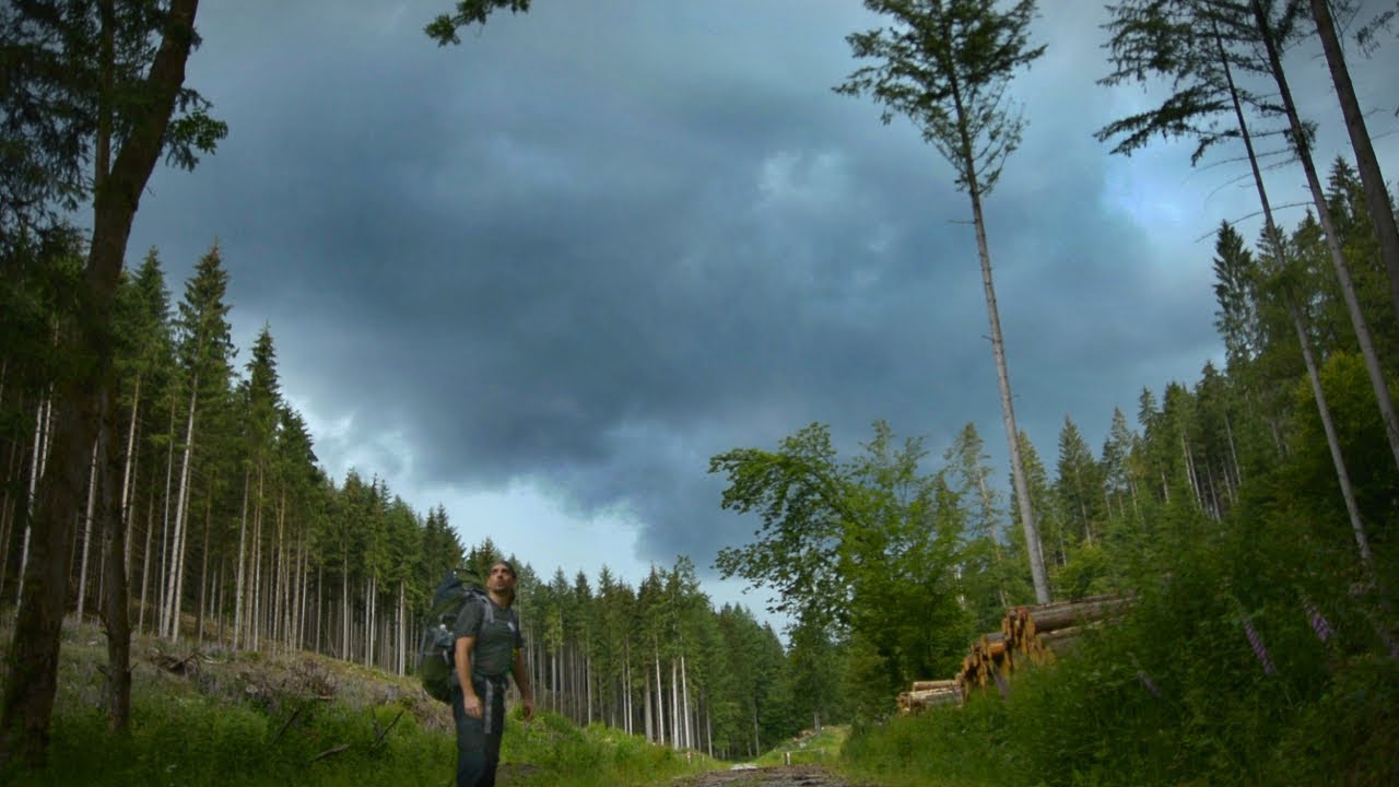 Die coolste Art ein Gewitter bei einer Wanderung abzuwarten