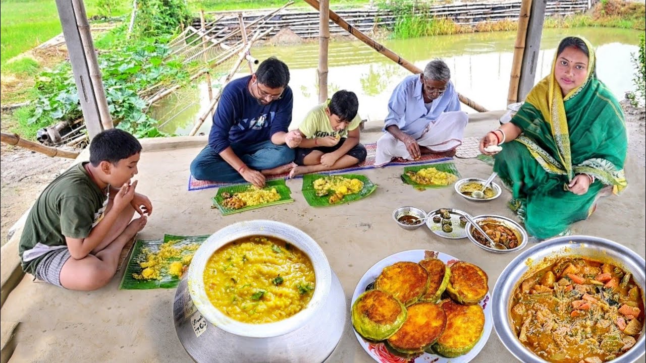 বৃষ্টি বাদল দিনে ঘরে থাকা চাল দিয়েই খিচুড়ি রান্না করলাম সাথে বেগুন ভাজা আর লাবড়া || khichuri recipe