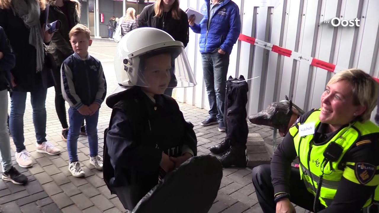 Open dag politie Hengelo ondanks slecht weer in trek bij bezoekers