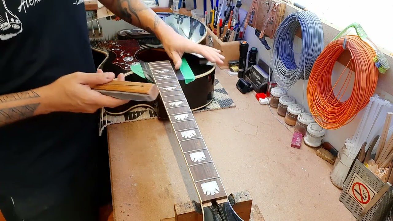 Vídeo Raiz - Luthieria - #32 (acabamento nos trastes- violão)