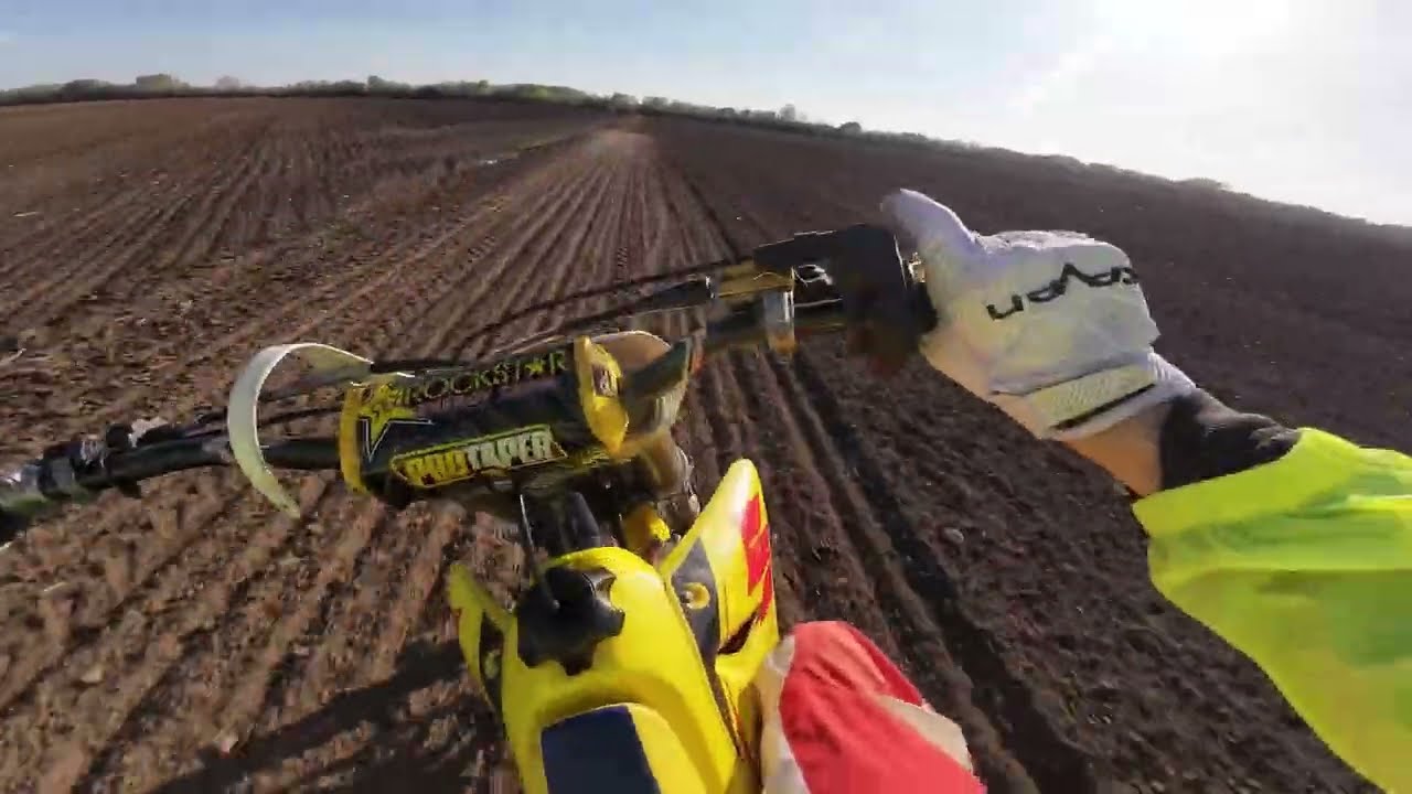 SUZUKI RM 250 (wide open,wheelies) 4K