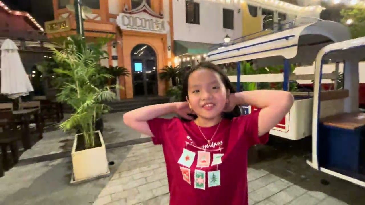 M2 bé đi xem Triển lãm xe cổ