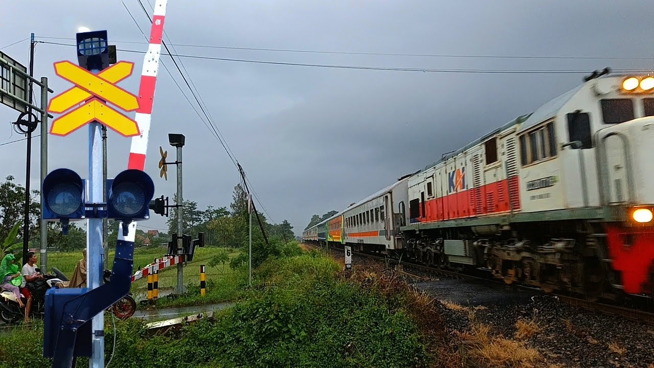 MENEMUKAN KERETA API RANGKAIAN PANJANG Di Perlintasan Unik Kereta Api Widodaren