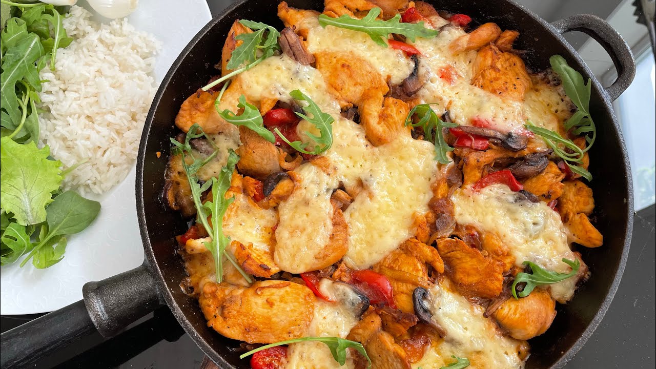 Piept de pui cu ciuperci gratinat cu cașcaval servit cu orez simplu și gustos 