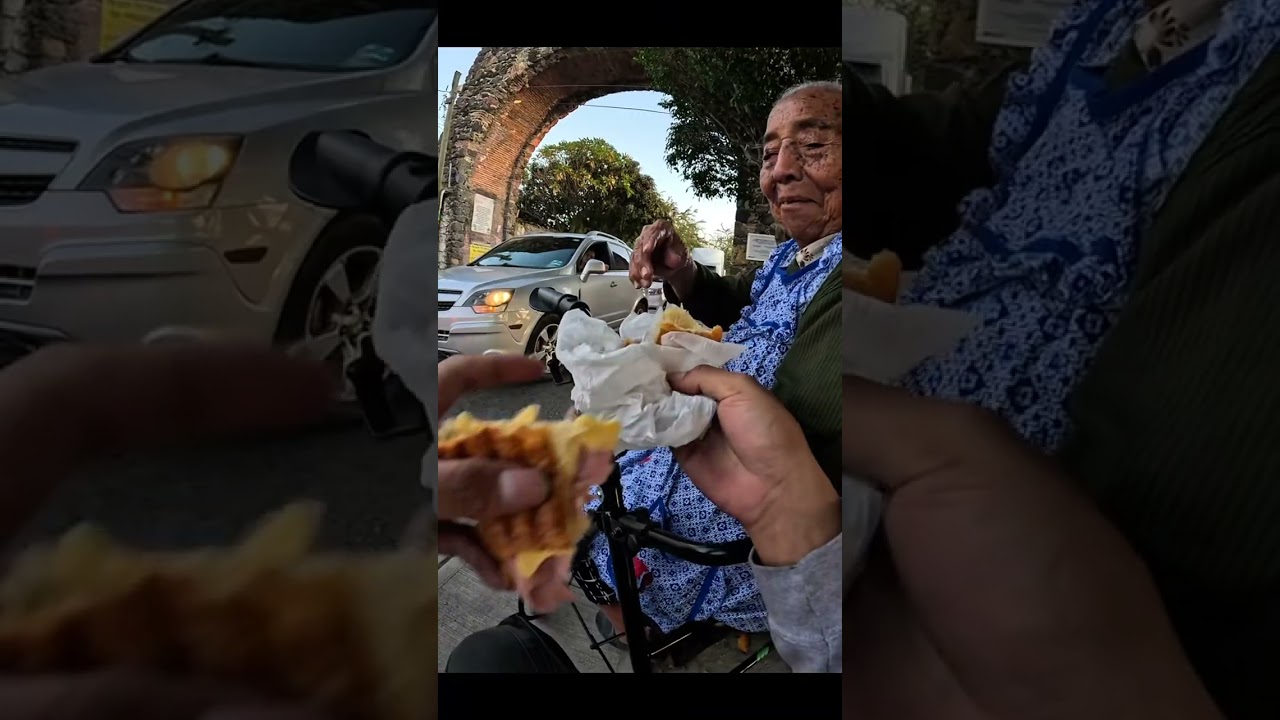 Hechando chismesito con la señora de los dulces típicos 🫶🤍