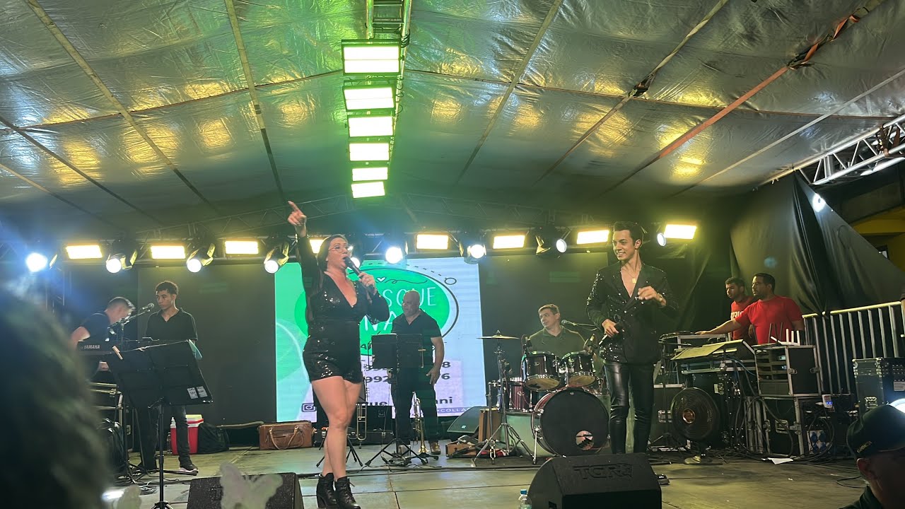 SEGUNDA NOITE DE CARNAVAL EM ARAMBARÉ,MUITA GENTE APROVEITANDO OS SHOWS E OS DESFILES 