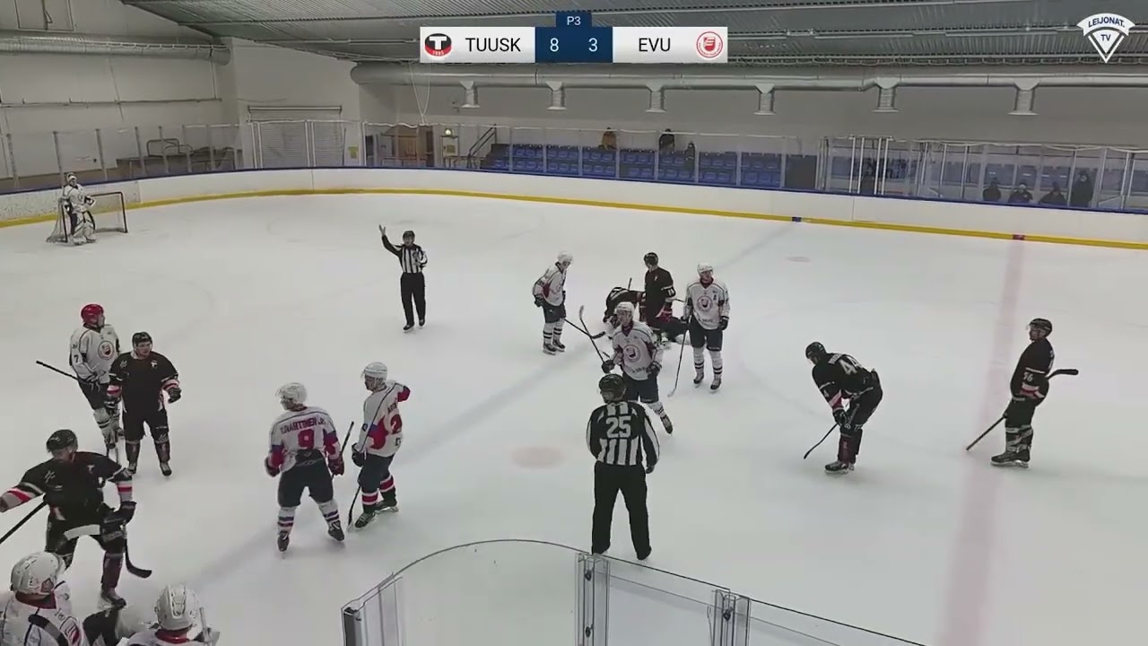 Atte M&auml;kinen pimahtaa II-divisioonan ottelussa TuusKi-EVU