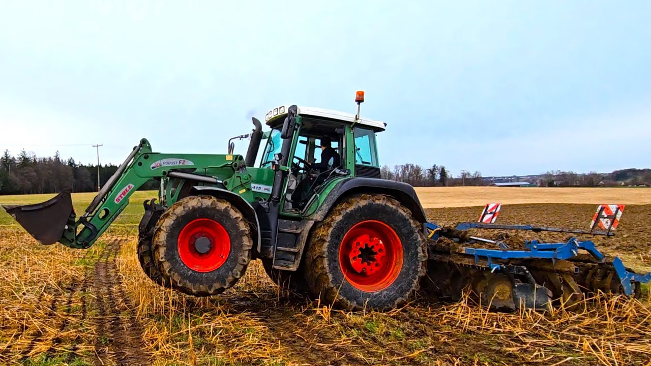 Fendt 415 TMS steigt im Acker mit AGRIPOL Scheibenegge und Frontlader von Stoll Robust 40 FZ