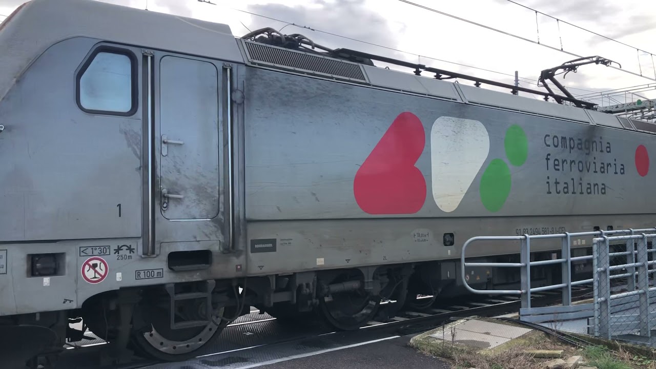 Partenza di in merci con trazione loco 494 581 di CFI con carri cereali