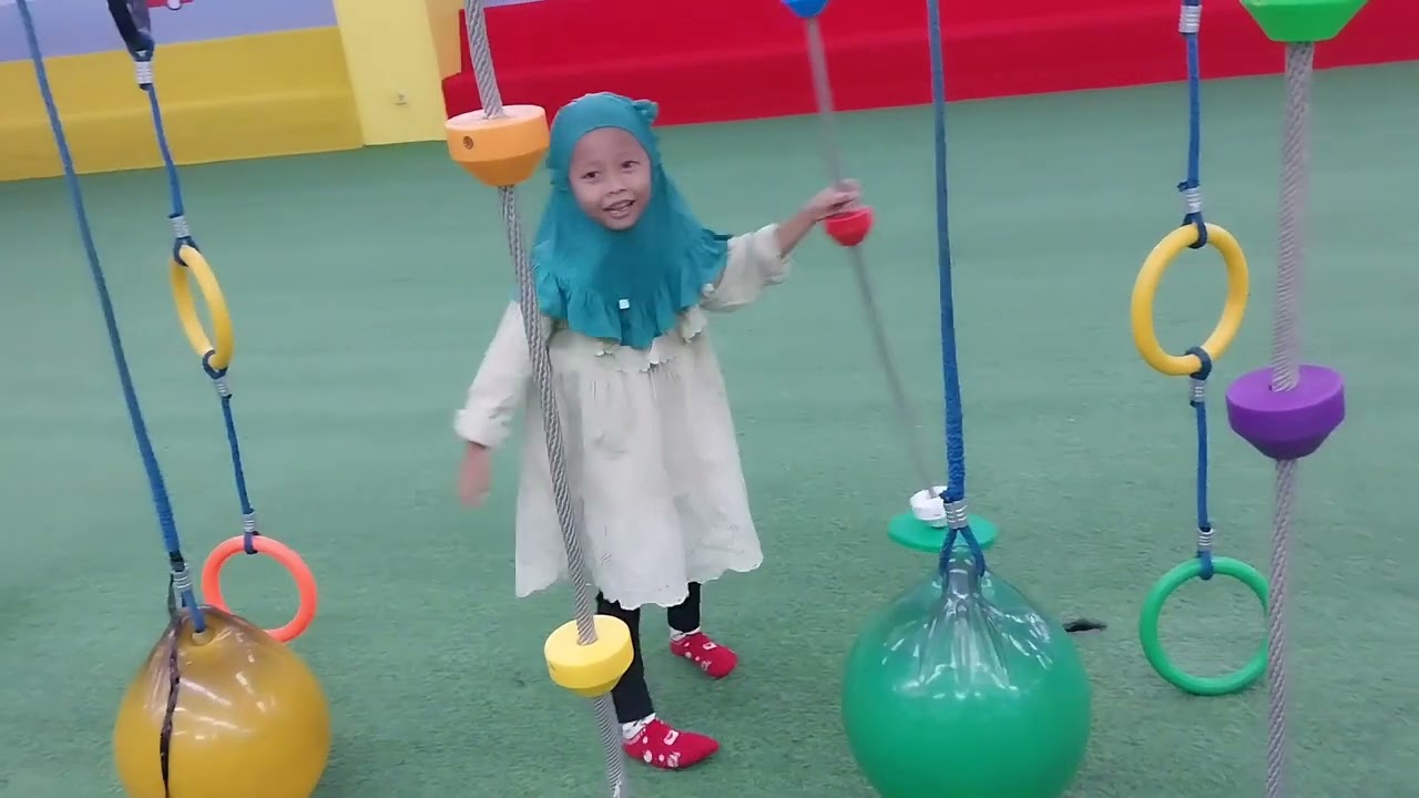NALA HAPPY DAN SENANG SEKALI  BERMAIN DI PLAYGROUND [ PLAYGROUND ] [ BERMAIN ]