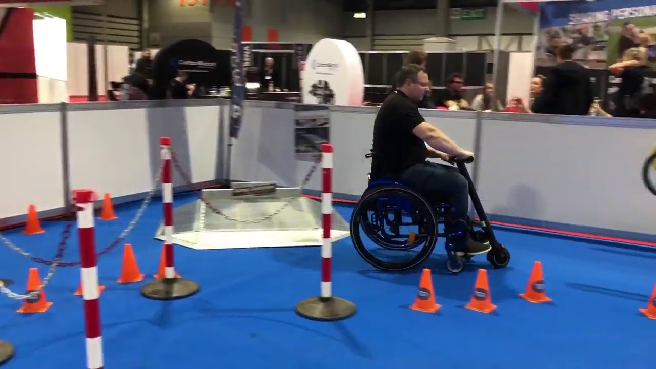 UNAwheel Mini Active на городской полосе препятствий с пользователем 110кг