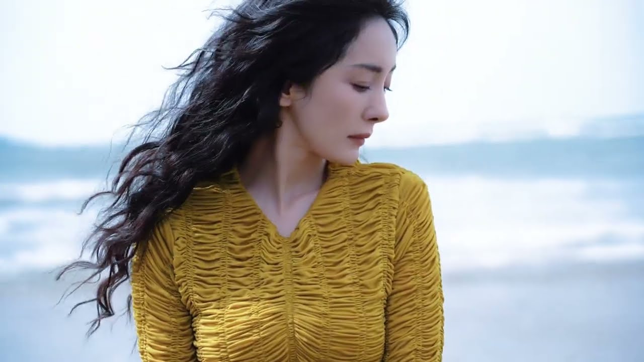 ⛵️#幂的工作日记 她站在其中，像一座连接山海的桥，收纳了更远的风光。#杨幂 #杨幂VOGUE开年刊封面 #杨幂VOGUE1月刊封面 #yangmi