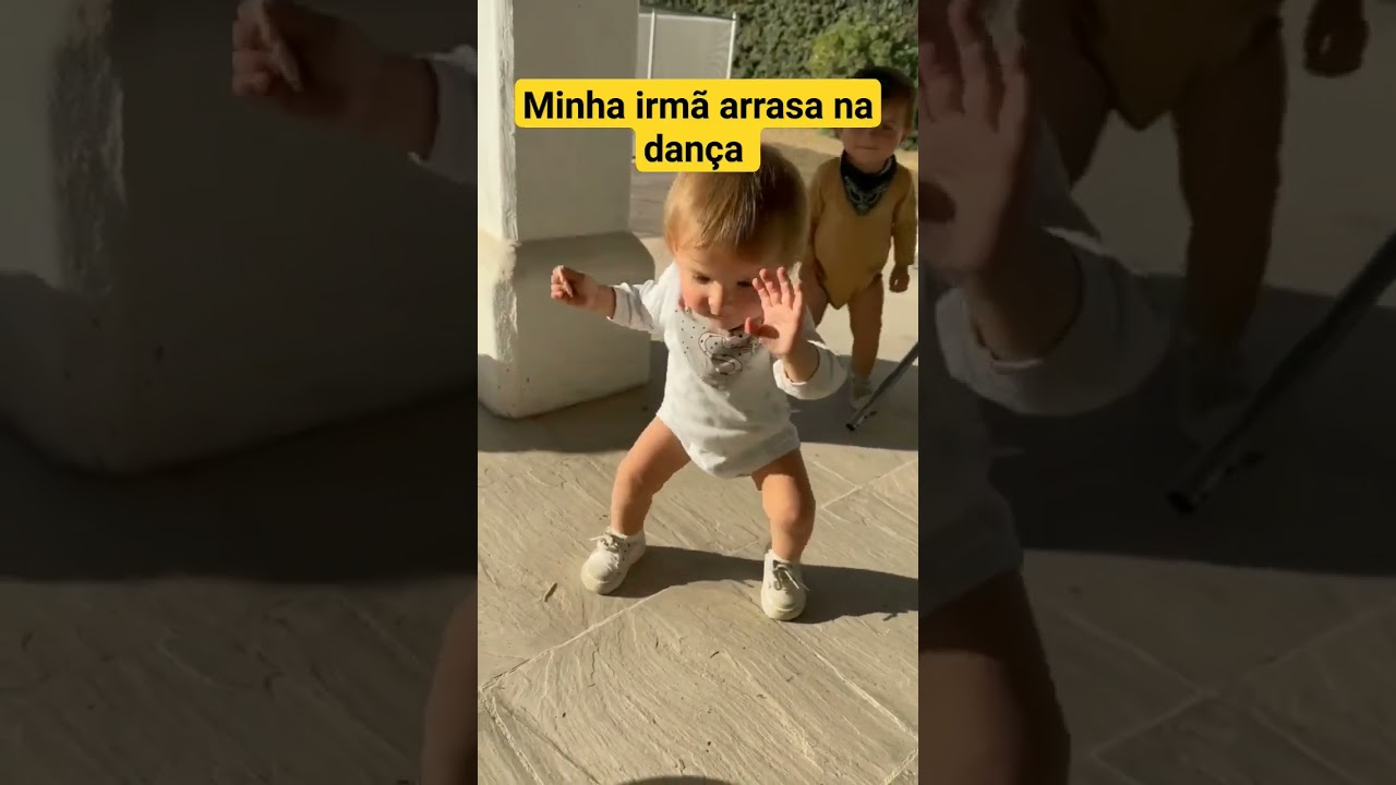 Beb&ecirc; dan&ccedil;ando! #baby #funny #brincadeiras #engra&ccedil;ado #crian&ccedil;as #divertido #brincadeira #tiktok