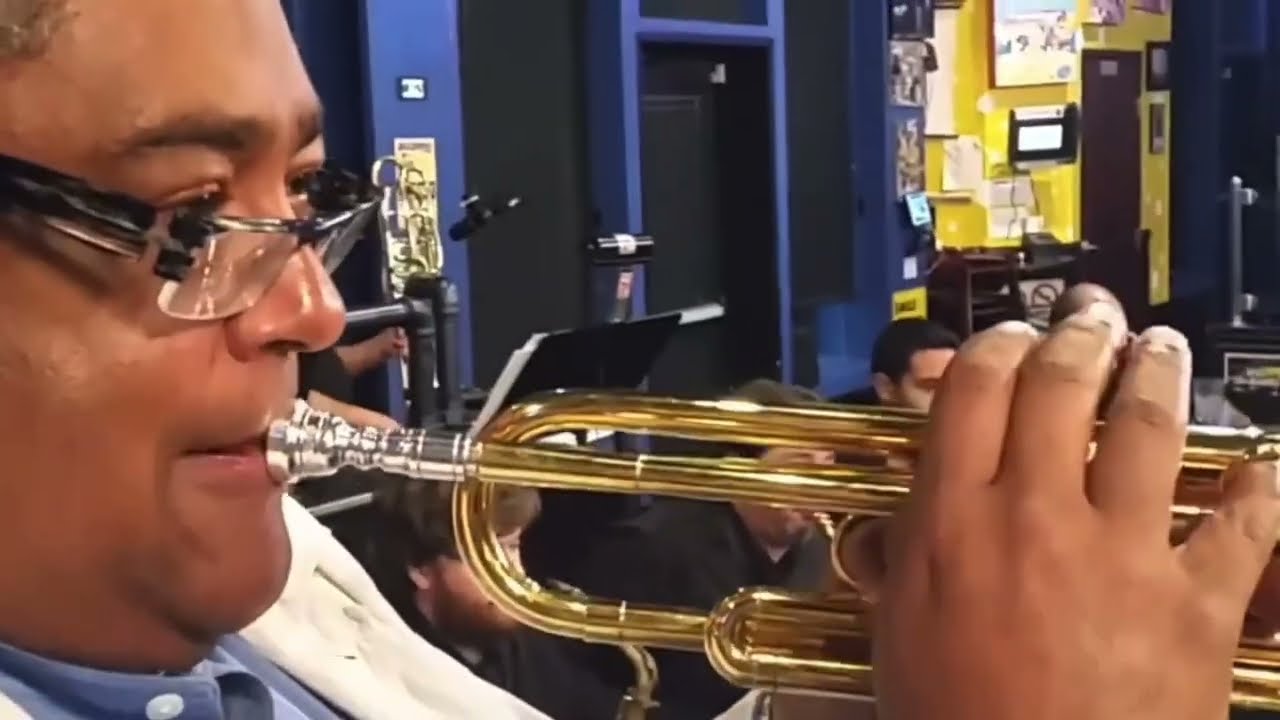 El Gran Jon Faddis Imitando al Legendario Louis Armstrong De Manera Extraordinaria! 🎺