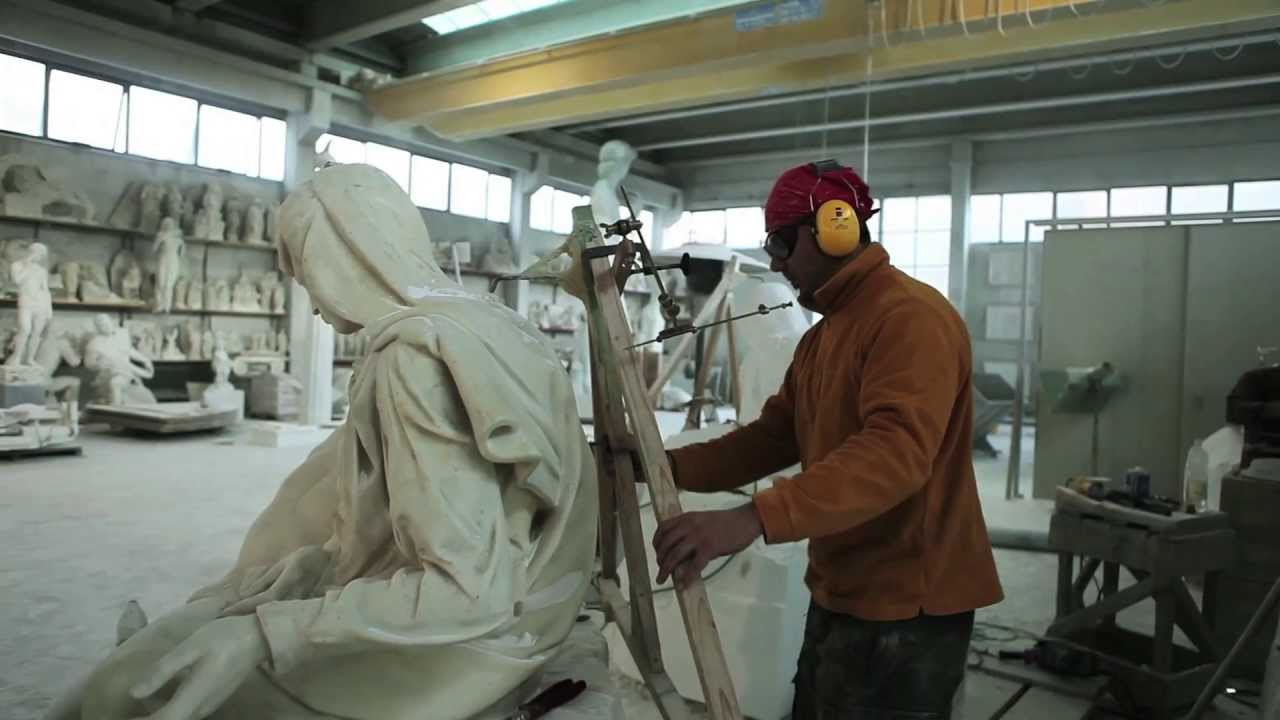 La Pietà di Michelangelo: riproduzione in marmo bianco di Carrara - video by Danae Project