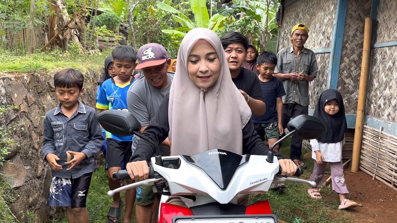 TANGIS BAHAGIA NENG FITRI DAPAT HADIAH MOTOR DARI BOS BESAR ASAL MALAYSIA