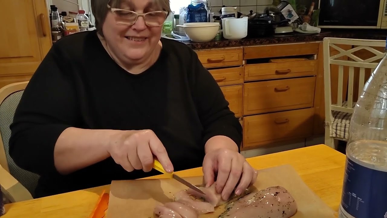 Kausi 3; Jakso 4: Pannupizzaa ja sitruunamarenkitorttu - Tapahtuu mummolassa !