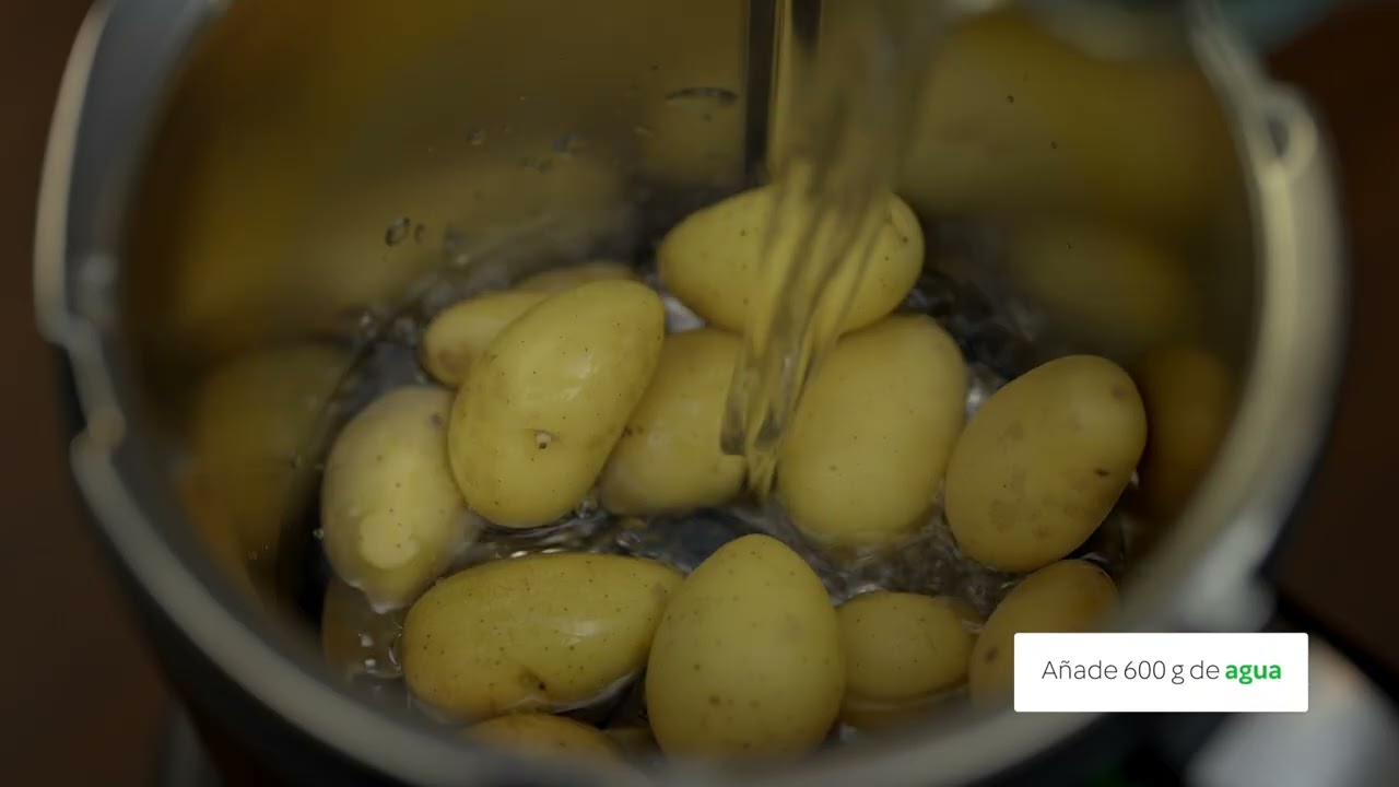 Cómo pelar verduras con el Accesorio cubrecuchillas y pelador Thermomix® en TM7