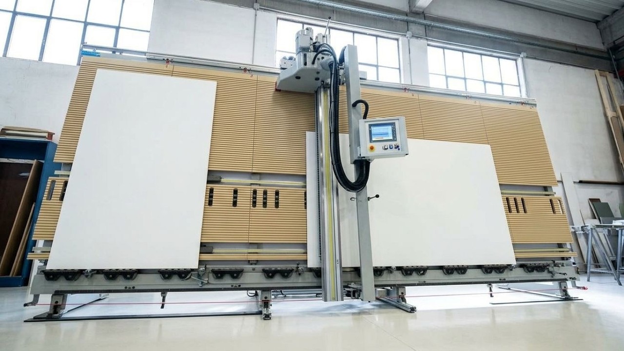 Pionowa piła panelowa do rozkroju płyt | GMC 166 EM6