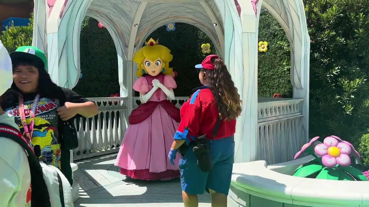 Princess Peach meet and greet | Visitors posing with Peach! Universal Studios Hollywood