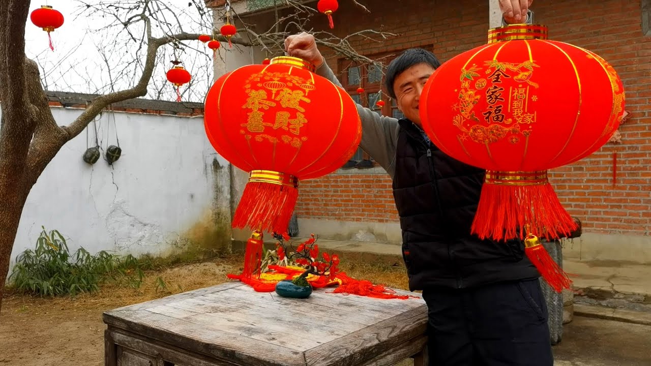 大红灯笼挂起来，小院更有年味了，忙碌的人们该准备过年啦！