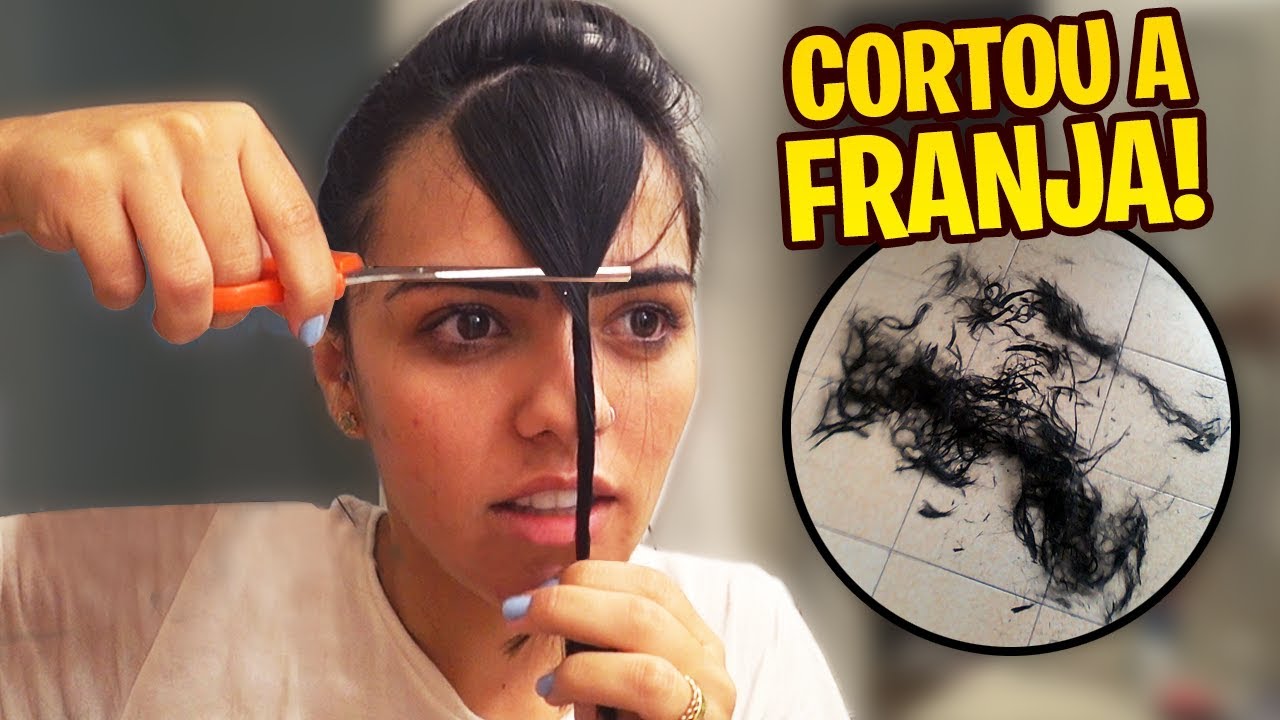 ELA METEU A TESOURA NO PR&Oacute;PRIO CABELO E CORTOU A FRANJA!!!