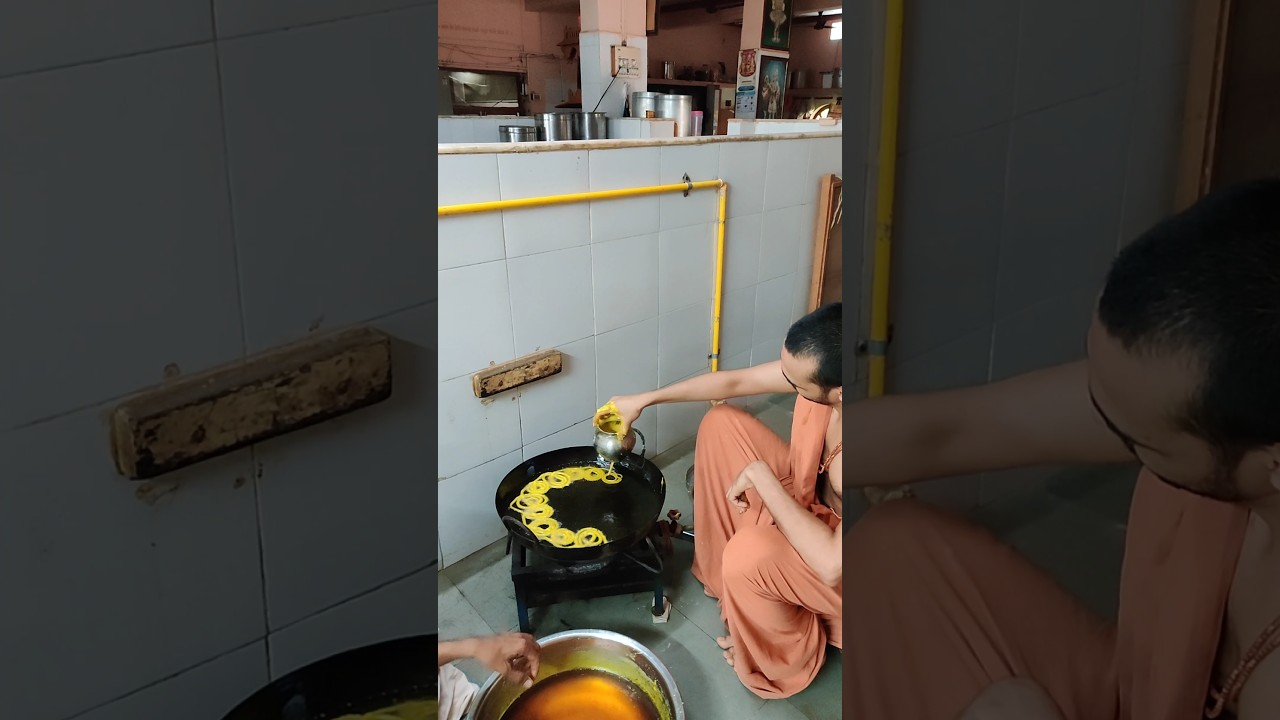 જલેબી બનાવતાં સંતો# દશેરા#khopala #shotsvideo #jalebi#livedarshan #shortsviral#dasheraspecial