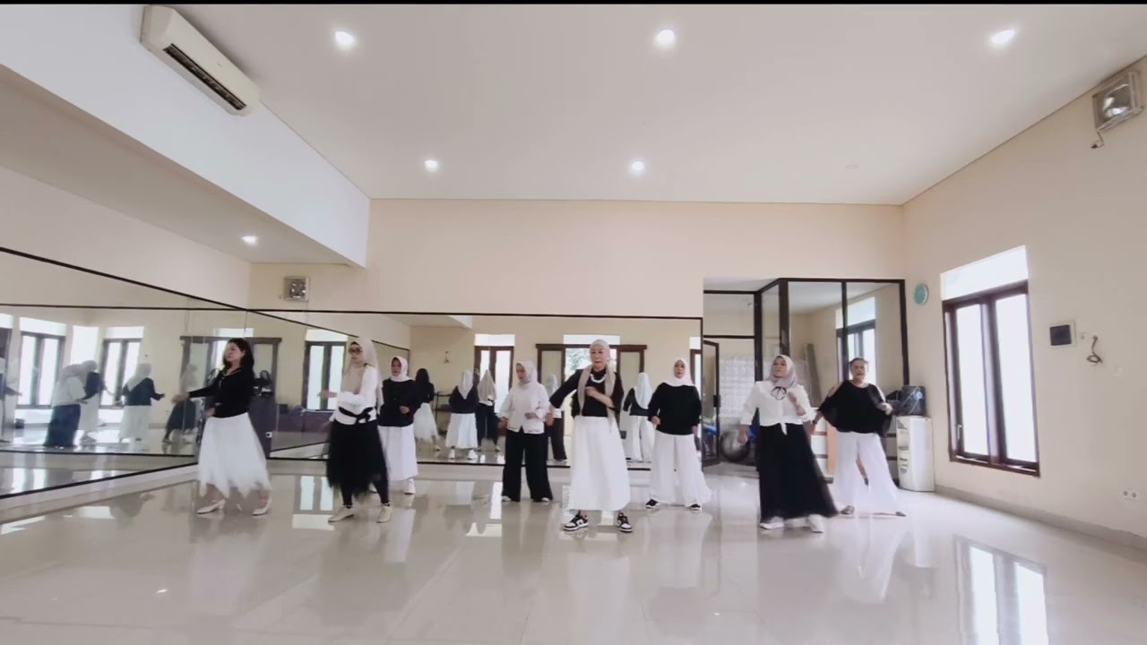 Siempre Line Dance/Choreo:Rob Fowler (ES) - January 2026Music:Siempre - Vaqueros and Vagabonds