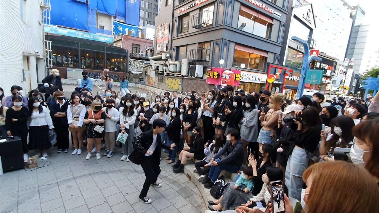 AQA, LEE TAEYOUNG. PRESENTING CUTE FABULOUS PERFORMANCE ON HONGDAE STREET.