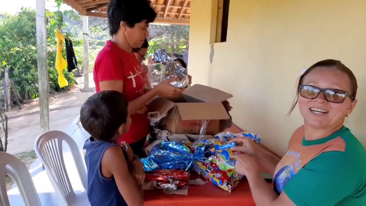 O JOÃO RECEBEU UM PRESENTE CHEIO DE GOSTOSURAS E COISAS LINDAS! OLHA COMO ELE FICOU FELIZ