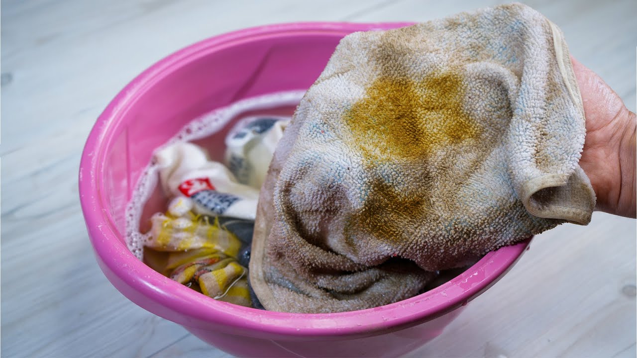 I found a way to effortlessly clean kitchen towels & white cloths that you won't believe is so easy