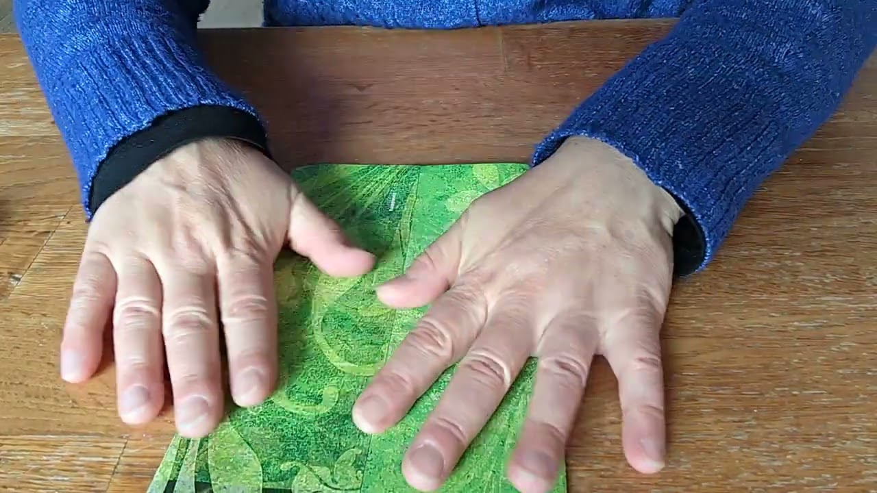 Zelf een cadeauzakje maken van een tijdschrift. [Instructievideo]