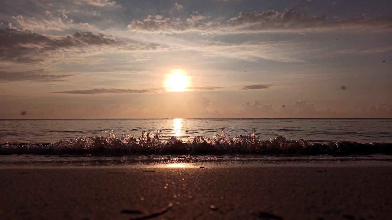 Calm Ocean Waves at Sunset on a Sandy Beach | 2.5 Hours of Relaxing Sea Sounds