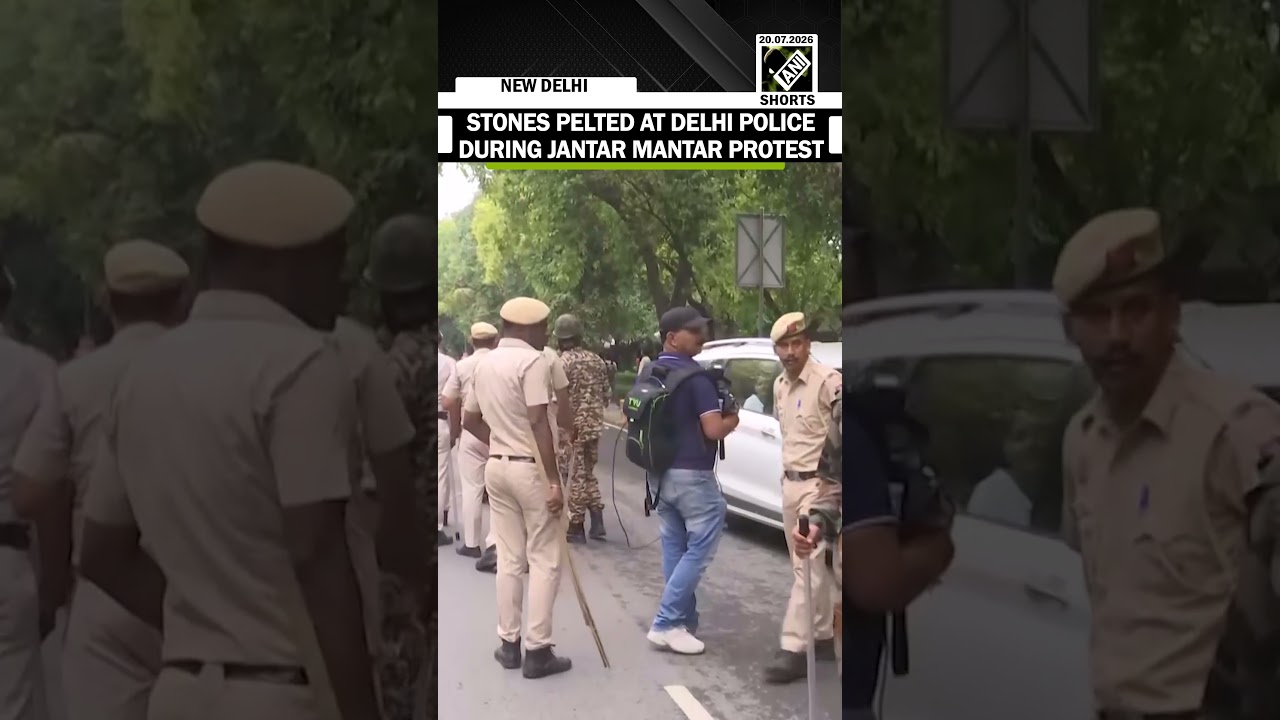 Protesters pelt stones at Delhi Police during Jantar Mantar protest, tensions escalate