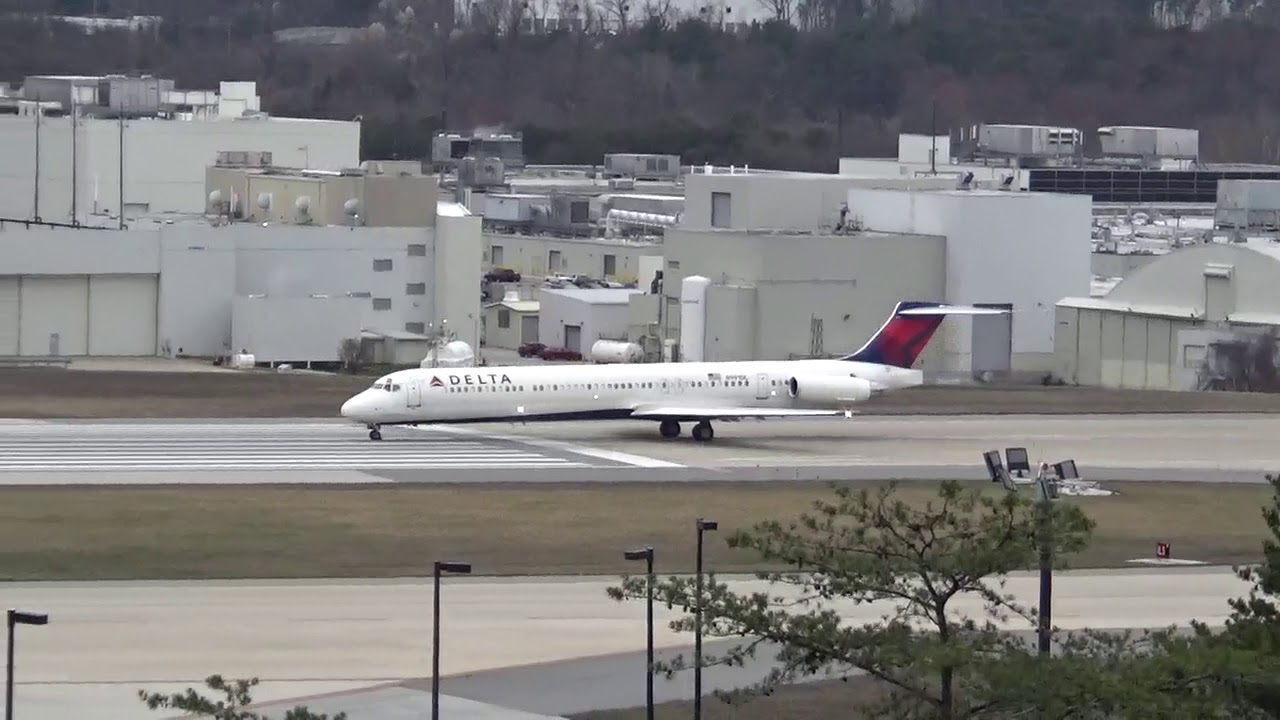 Super loud Delta McDonnell Douglas MD - 88 takeoff at BWI Airport!