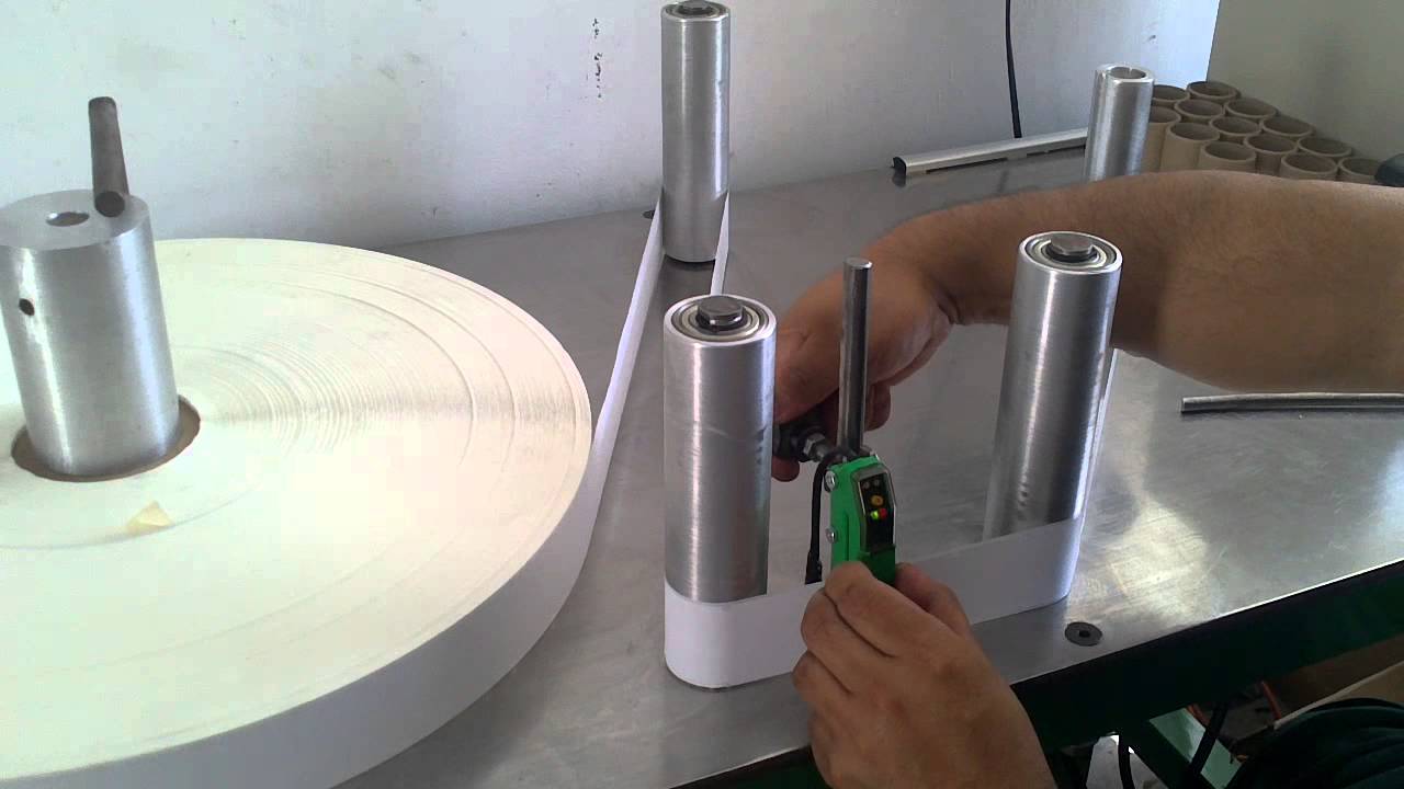 Máquina rebobinadora funcionando