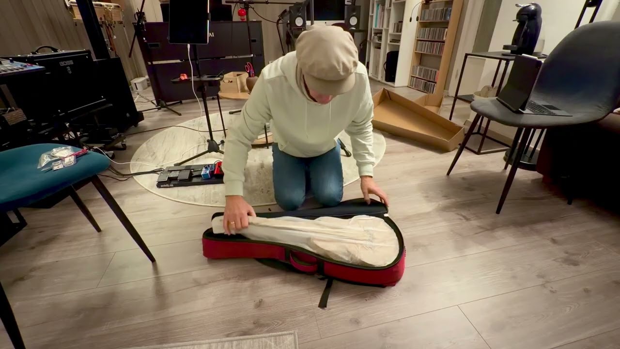Unboxing of my new Flight Fireball baryton ukulele