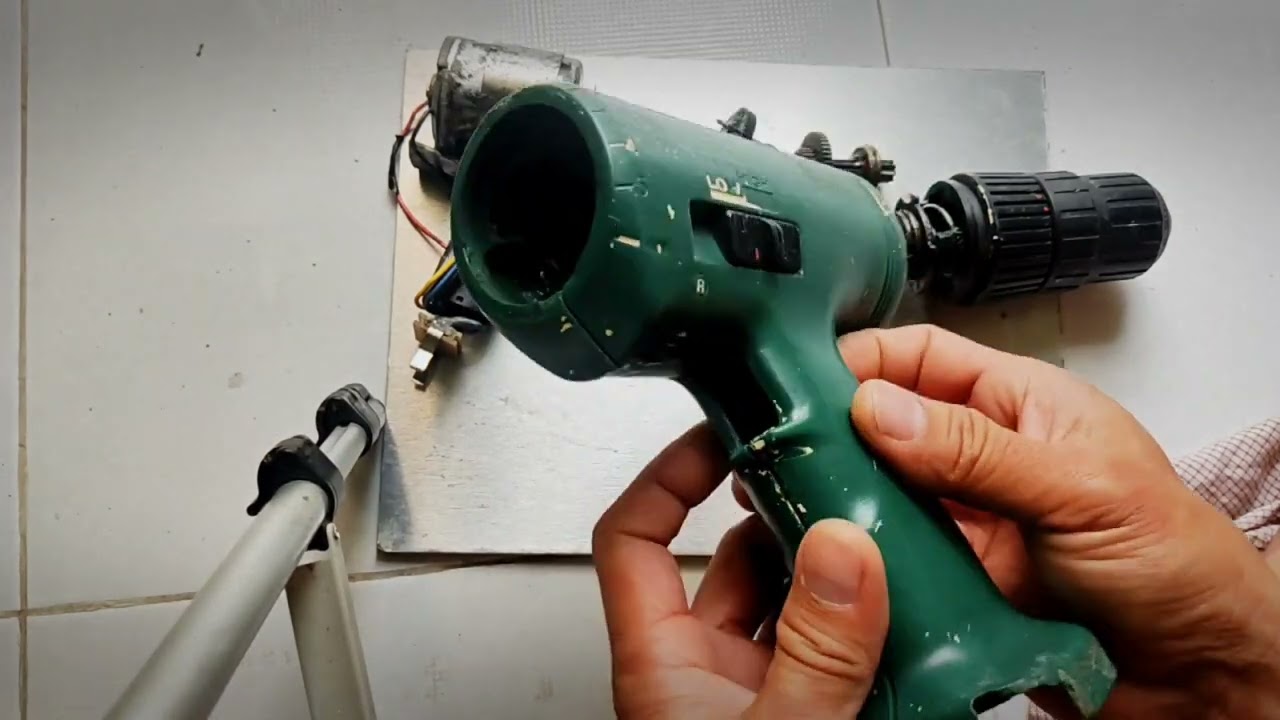 Bên trong máy khoan pin 9.6v cũ nhất thế giới.