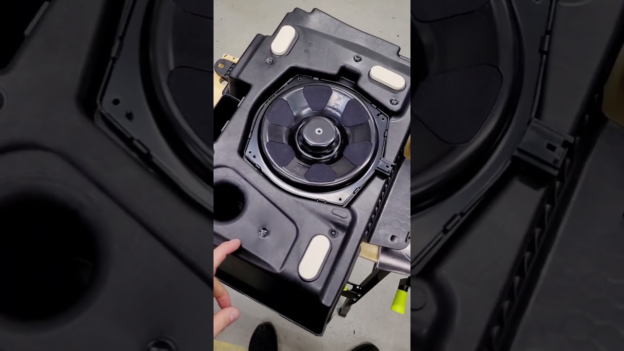 Range Rover Evoque Coupe poprawiamy Meridian Sound System oraz wyciszenie