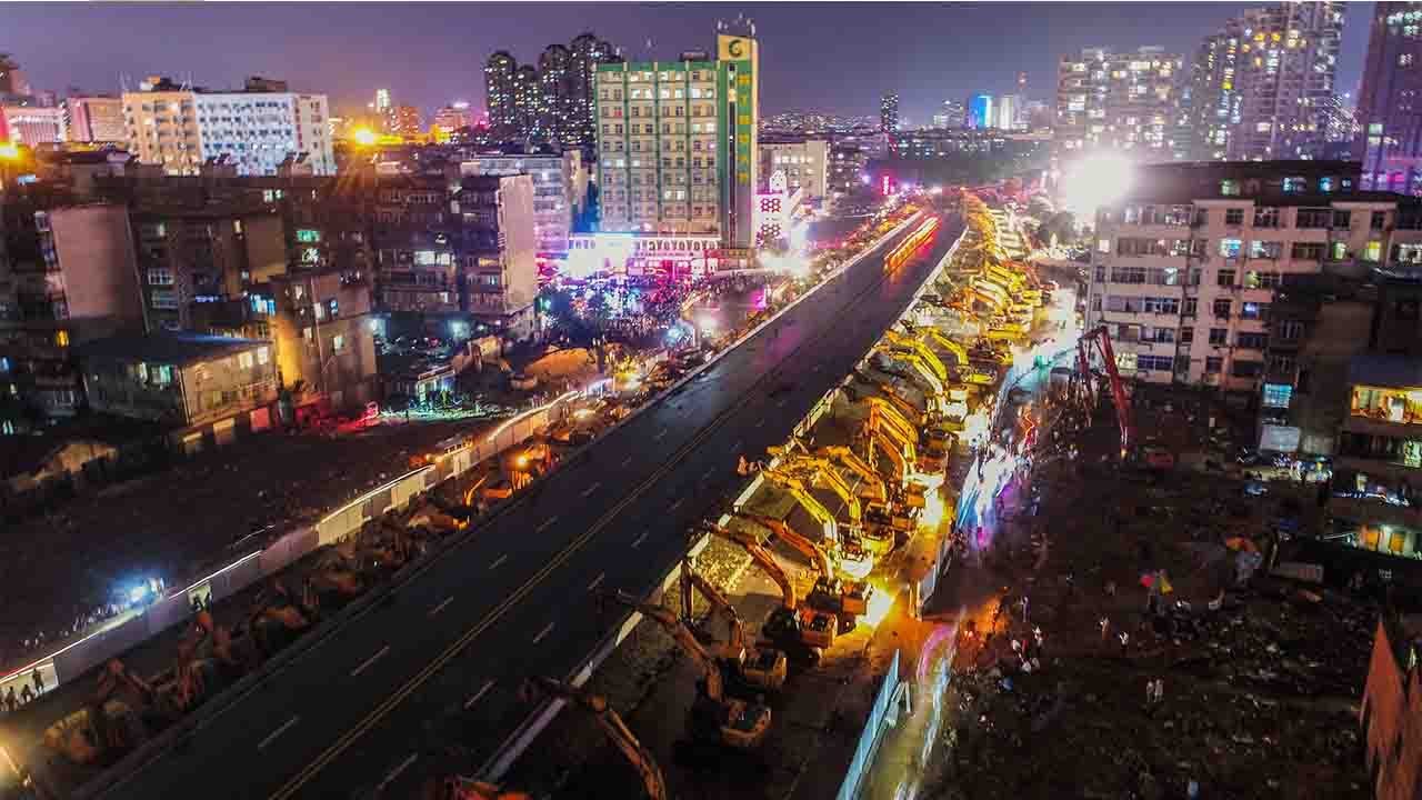 200 excavators begin demolishing bridge in SE China
