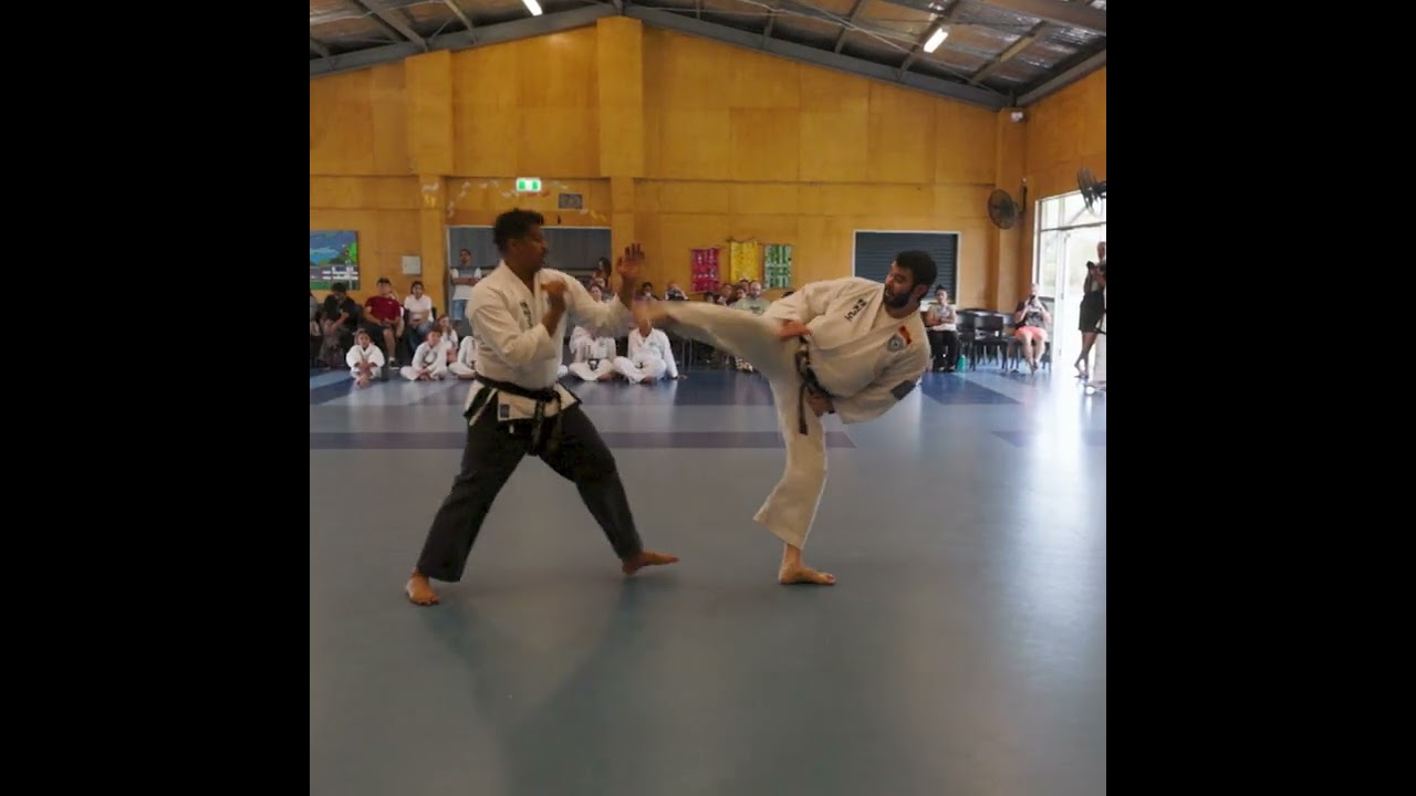 Huso Heric - free sparring with SI Roneil Pratap