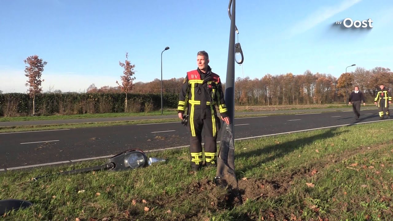 Automobilist ramt lantaarnpaal in Enschede bij eenzijdig ongeluk