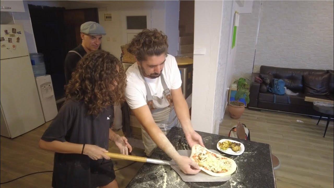 How to cook neapolitan pizza with italian young girl gaia