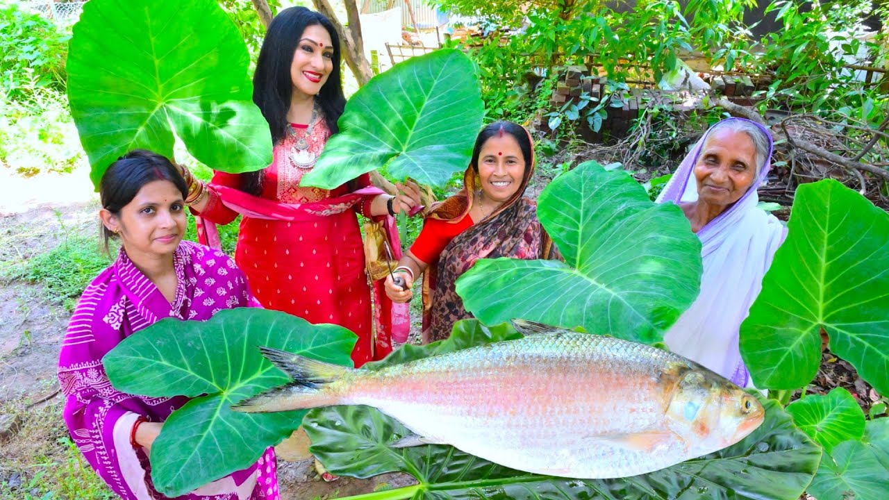 Tollywood actress  ঋতুপর্ণা দিদি টেস্ট করলেন মা ঠাকুমার হাতে পদ্মার ইলিশ ও ভেটকি পাতুরি | villfood