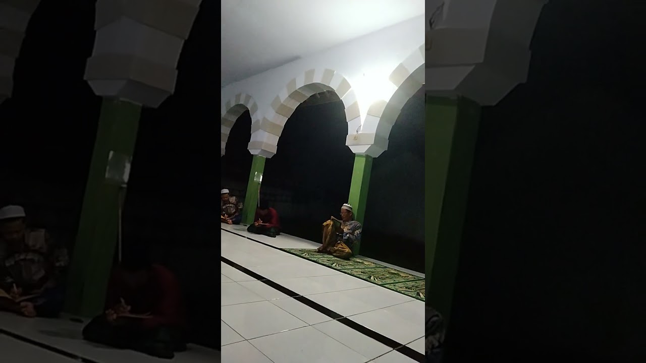 ( وفي كل شهر تم من) شهور ( حمل أحمد) صلى الله عليه وسلم ( لإظهاره) أي أحمد ( في الكون) أي في الوجود 