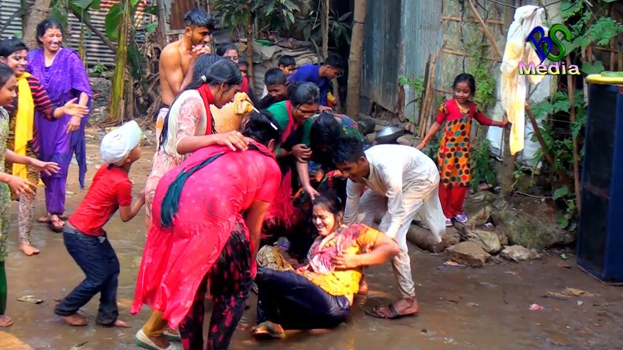 বিয়ের গোসল নিয়া মেয়েদের টানে