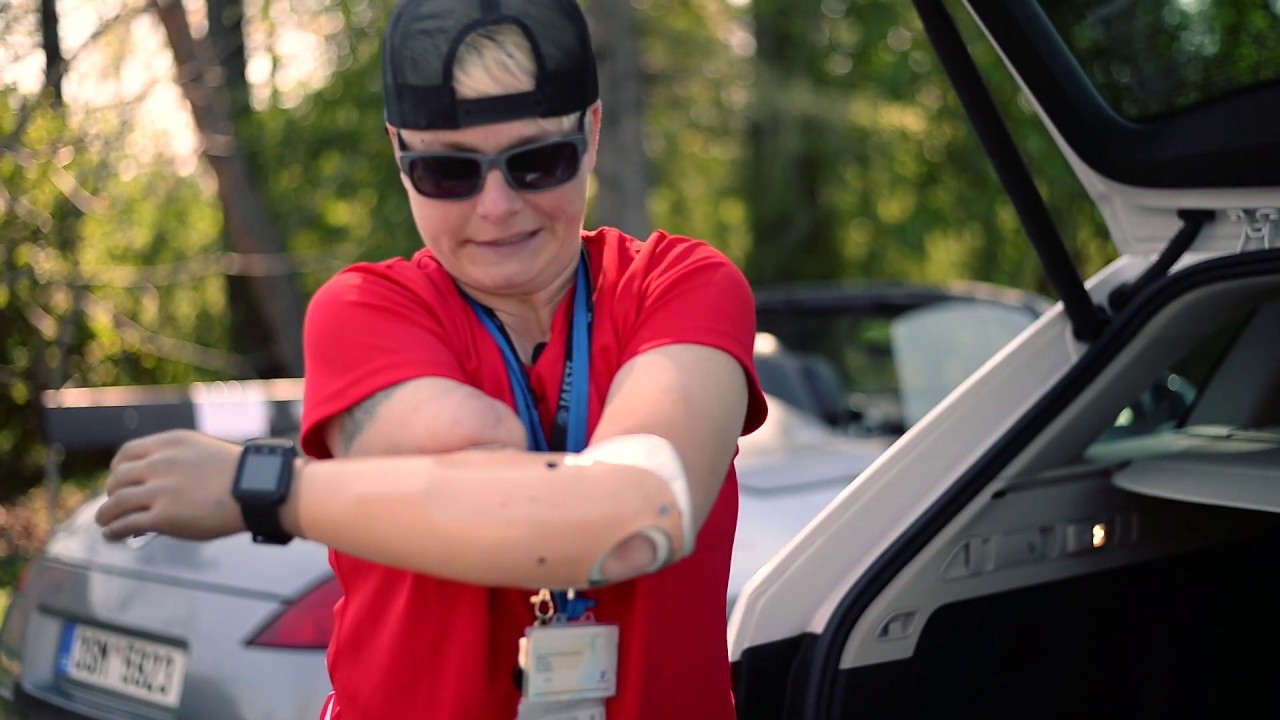 Jak si nasazuji ruce? Pusou a nohou. Šárka a handicap bez tabu